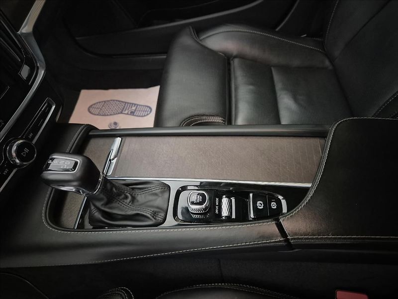 Volvo V90 CC D5 AWD Drive-E Pro POLESTAR - fotka 26 z 46