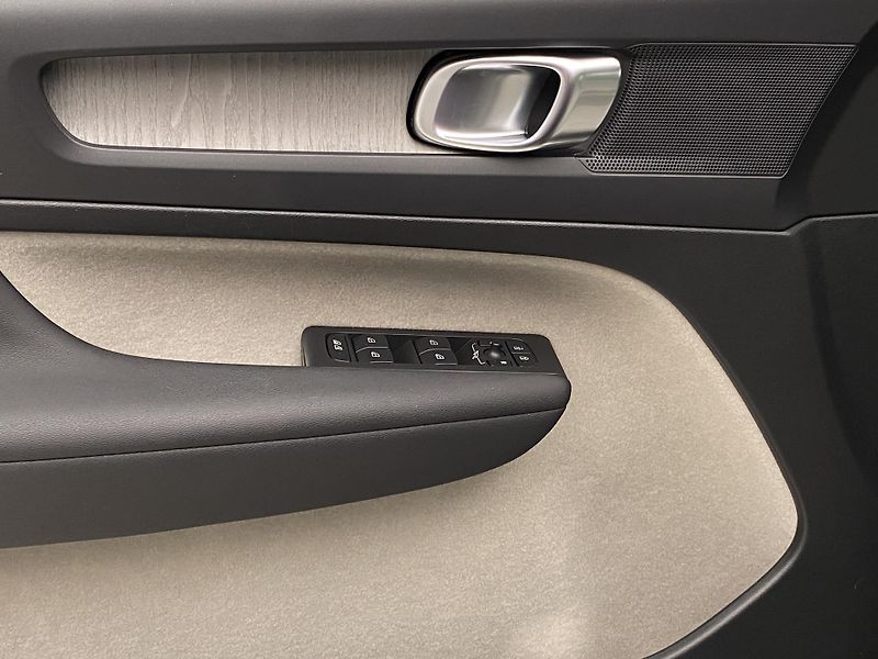 Volvo XC40 D4 AWD INSCRIPTION REZERVACE - fotka 28 z 44