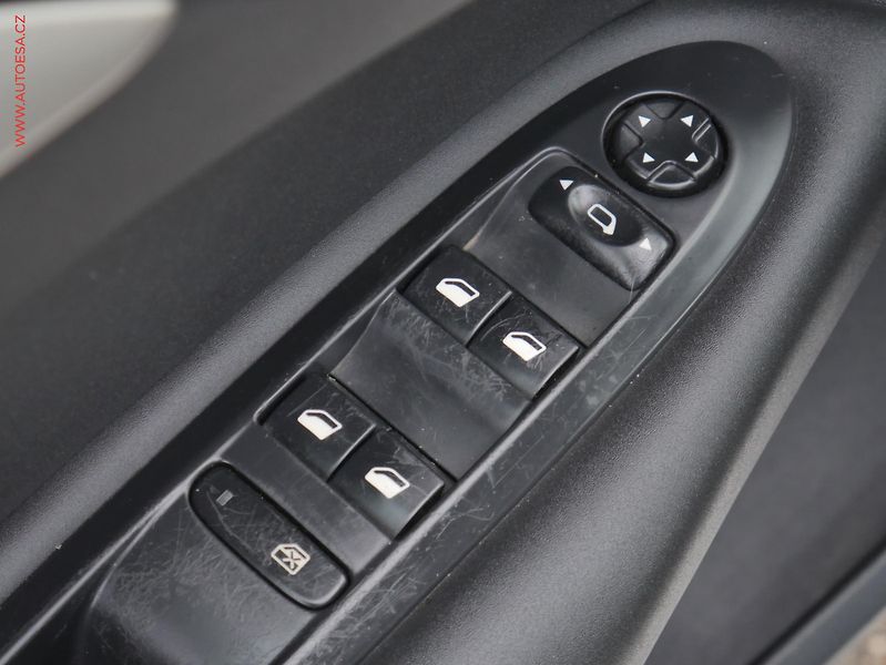 Citroën C4 (2011) 1.6i, ČR, AC, temp, park - fotka 17 z 18