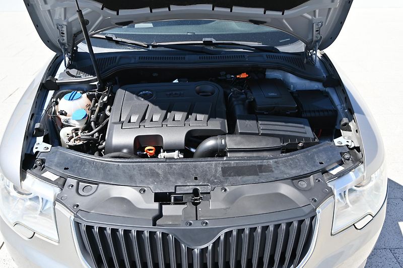 Škoda Superb 2.0TDI 103KW Ambition 9/2012 - fotka 35 z 38