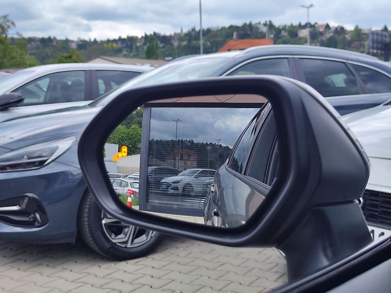 Toyota Corolla 2.0 HEV/144kW Executive e-CVT - fotka 17 z 35