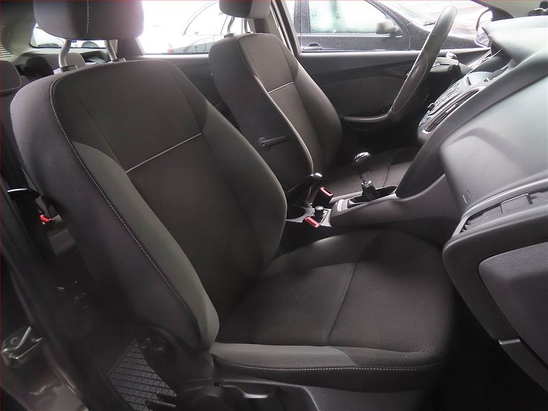 Ford Focus (2012) 1.6 TDCi, Tažné, rezervace - fotka 9 z 15