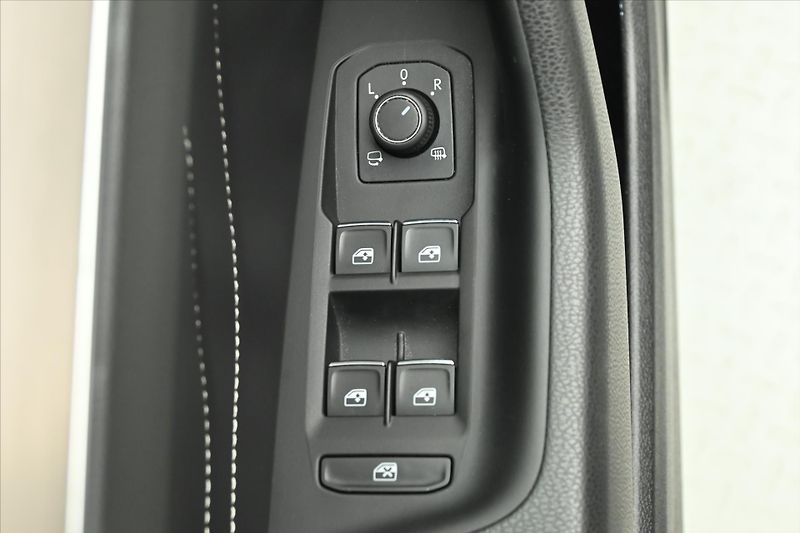 Volkswagen Passat 2,0 TDI 140 kW DSG ELEGANCE Zá - fotka 26 z 32