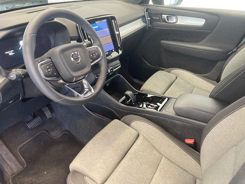 Volvo XC40 B3 FWD PLUS DARK - fotka 16 z 29