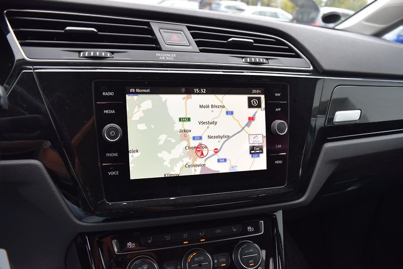 Volkswagen Touran (2017) 1.4TSI 110kw 7MÍST HIGHLIN TAŽ - fotka 28 z 48