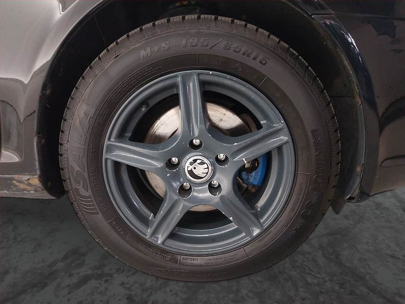 Škoda Octavia (2009) Ambiente Plus 1.9 TDI - fotka 14 z 17