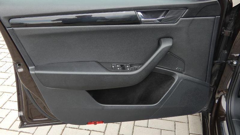 Škoda Superb Combi 2.0 TDI DSG L&K, Panoram - fotka 8 z 29
