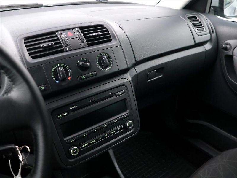 Škoda Fabia 1,2 TSI 63kW Ambition Klima - fotka 21 z 35