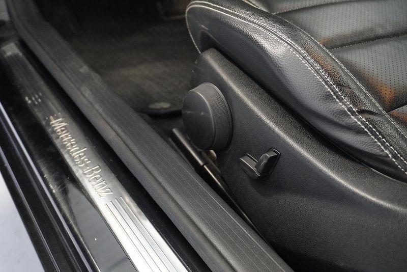 Mercedes-Benz Třídy C (2012) C350 3,5I V6 COUPE AMG-LINE  - fotka 13 z 31