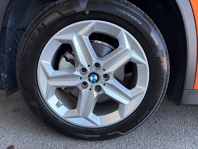 BMW X1 (2025) xDrive 20d PANORAMA Tažné HUD - fotka 40 z 40