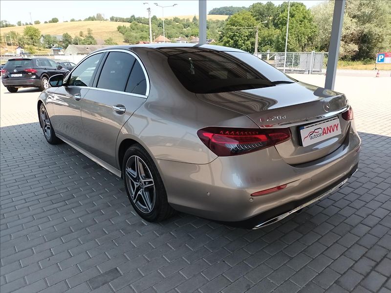 Mercedes-Benz Třídy E 2,0 220d,AMG,4MATIC,PANO,9G - fotka 7 z 33