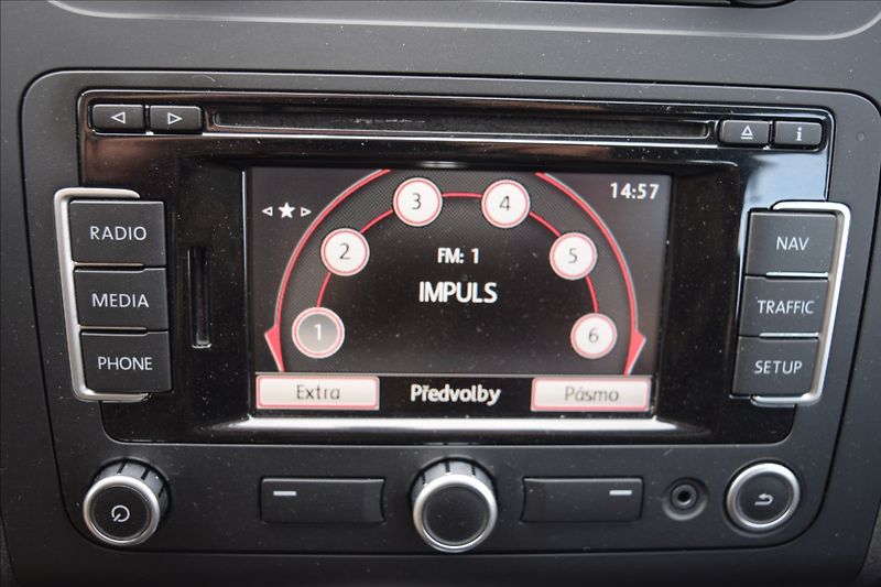 Volkswagen Touran 1,4 i 103KW AUTOMAT TAŽNÉ NAVI - fotka 31 z 44