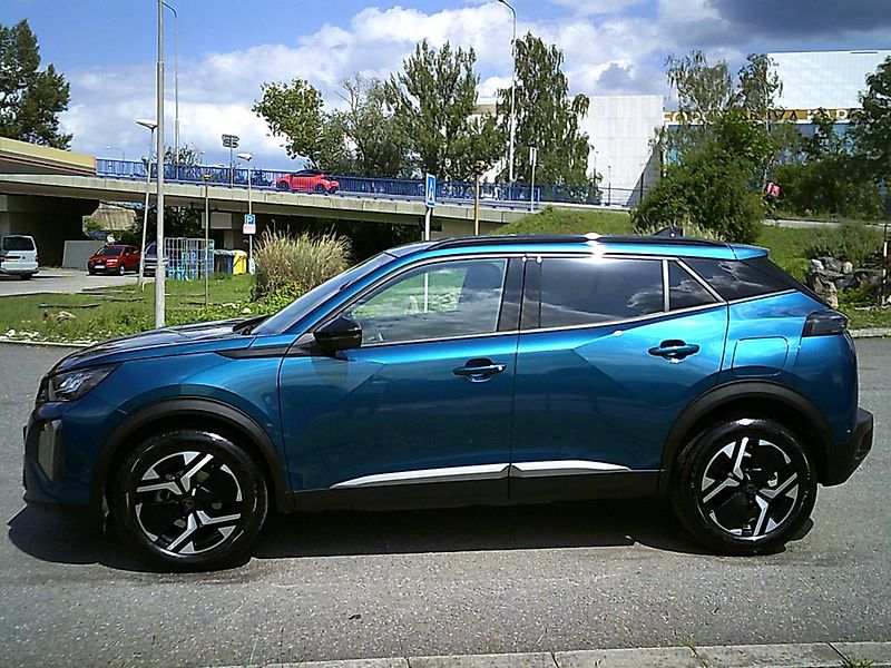 Peugeot 2008 (2025) 1.2 PT 100k ALLURE v ZÁRUCE - fotka 2 z 14