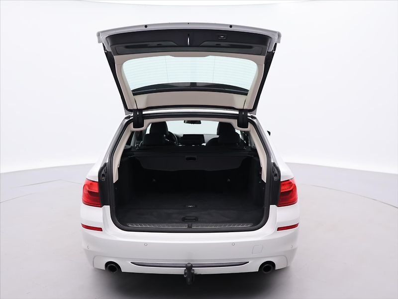 BMW Řada 5 3,0 530d 195kW Aut. Sport Line - fotka 9 z 31