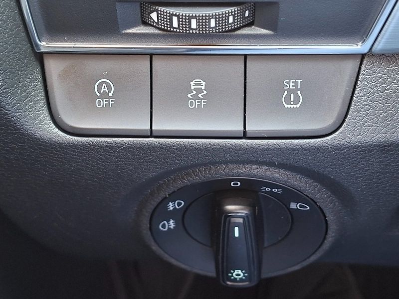 Škoda Fabia (2015) 1.2TSI 66kW -1.MAJITEL - fotka 17 z 42
