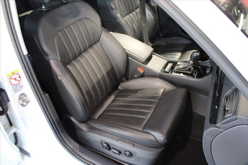 Škoda Superb TDi DSG 4x4 L&K ACC/Canton - fotka 25 z 31