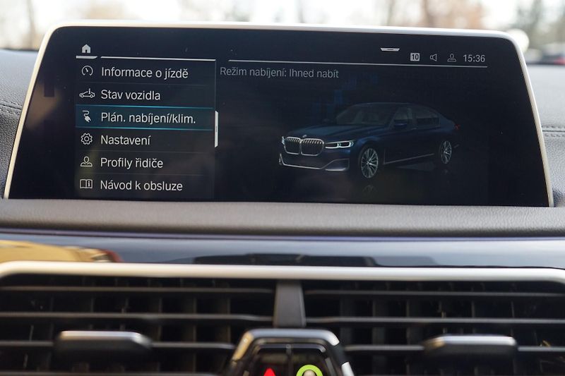 BMW Řada 7 745e H&K Panorama ZÁRUKA - fotka 28 z 42