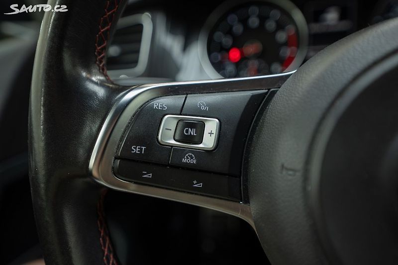 Volkswagen Golf (2016) GTI Performance 2.0 169 kW - fotka 18 z 35