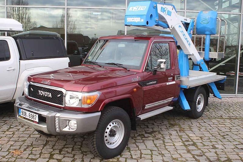 S šestkolovým Hiluxem jsme se mohli i projet