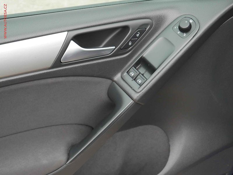Volkswagen Golf (2009) 1.4i, AC, výhřev sed - fotka 14 z 14