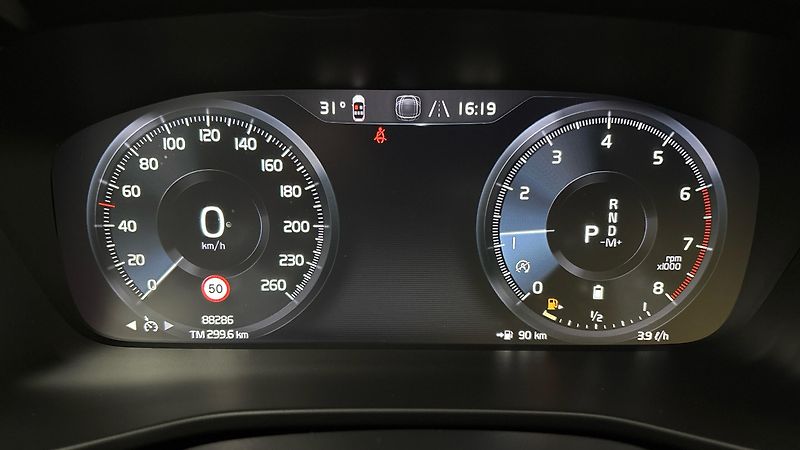 Volvo XC40 2.0 B4 AUT AWD Momentum Pro - fotka 10 z 29