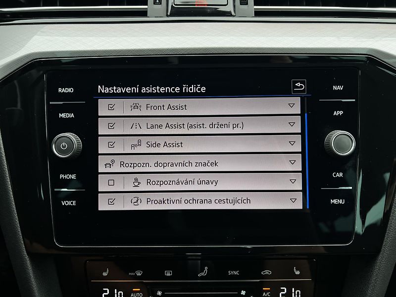 Volkswagen Passat 2.0TDI DSG 110kW Business DPH - fotka 20 z 27