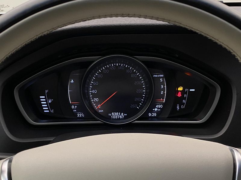 Volvo V40 CC D3 MOMENTUM AUT  - fotka 24 z 43