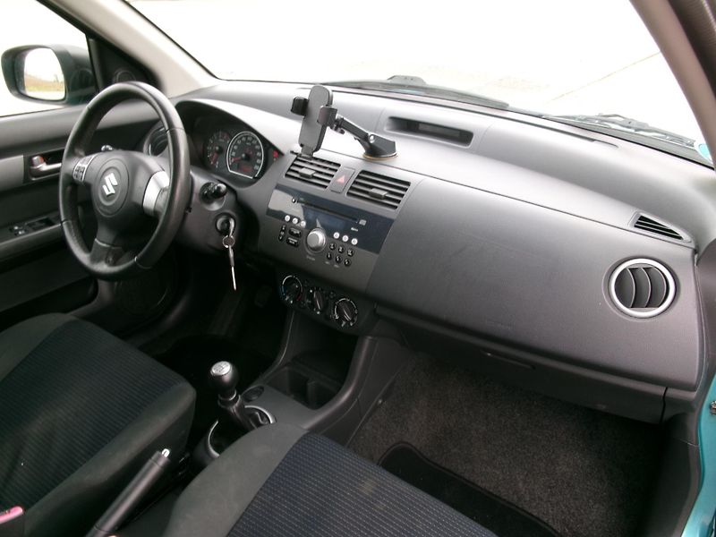 Suzuki Swift (2009) 1,3i KLIMA - ZADÁNO - fotka 24 z 26
