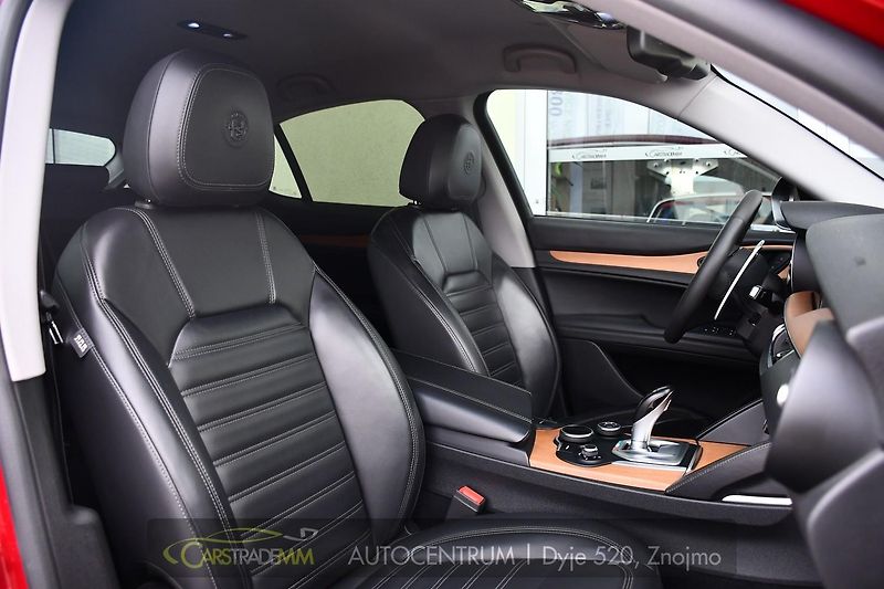 Alfa Romeo Stelvio 2.0 Q4 VELOCE - fotka 17 z 52