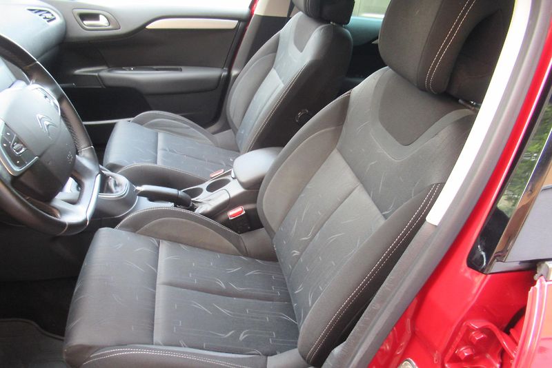 Citroën C4 1.6 VTi KLIMA TAŽNÉ 1.MAJITEL - fotka 13 z 21