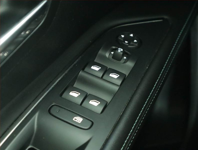 Peugeot 5008 (2023) Allure PureTech 130 - fotka 16 z 23