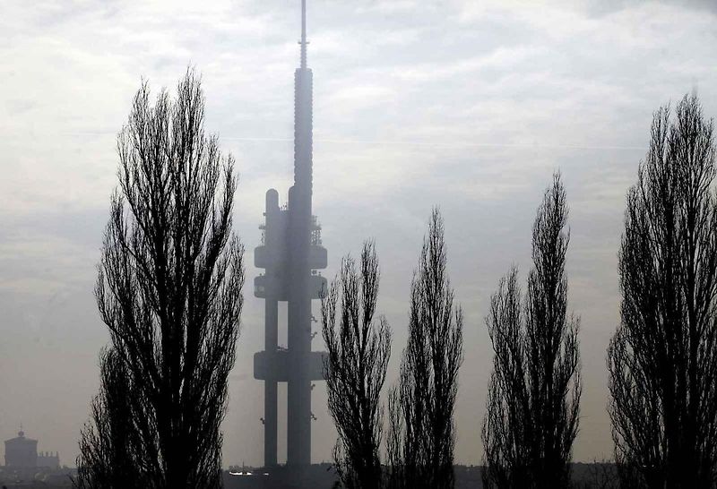 Kouř z výfuků v pražské dopravě.