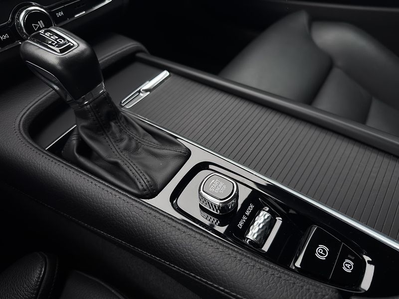 Volvo S90 T6 AWD MOMENTUM AUT 1.maj - fotka 33 z 53