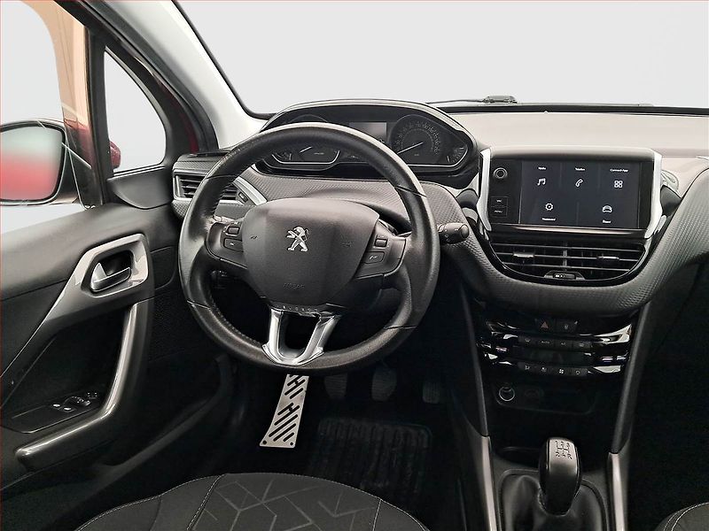 Peugeot 2008 (2018) Active 1.2 PureTech, ČR,1.maj - fotka 7 z 17