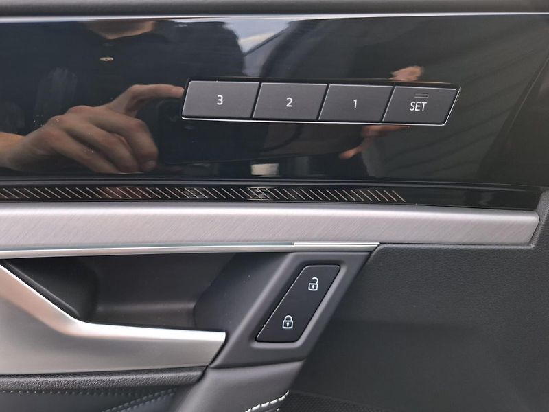 Volkswagen Touareg TDI 210kW R-Line Pano NezT HuD - fotka 16 z 22