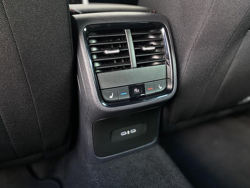 Škoda Octavia Combi 2,0 TSI 195 kW RS DSG - fotka 23 z 28