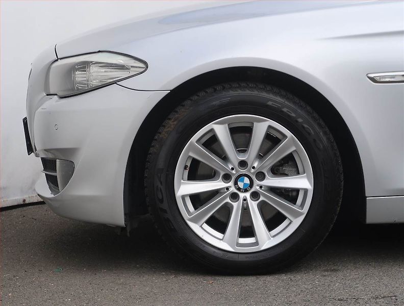 BMW Řada 5 (2012) 520d, Automat, Navi, Xenony - fotka 15 z 21
