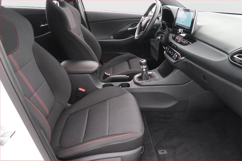 Hyundai i30 (2024) N-Line 1.5 T-GDI MHEV - fotka 9 z 19