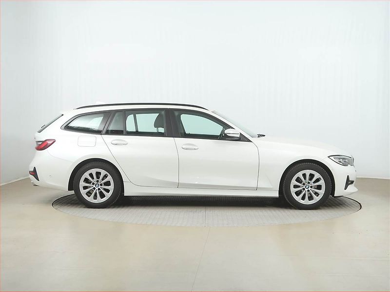 BMW Řada 3 (2021) 320 d xDrive - fotka 6 z 16