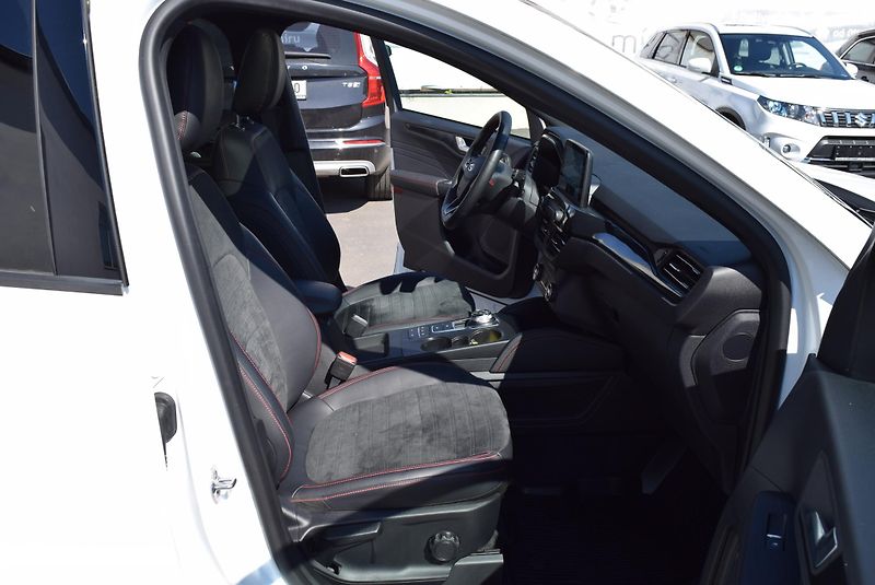 Ford Kuga (2022) 2.5 DURATEC PHEV 112kw e-CVT - fotka 44 z 50
