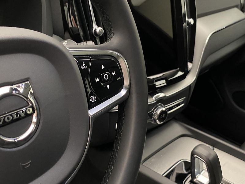 Volvo XC60 B5 AWD DARK PLUS AUT CZ - fotka 20 z 60