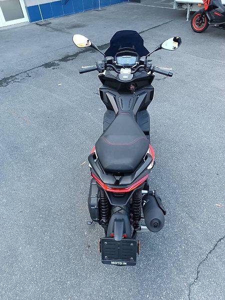 Aprilia SR GT 200 (2025) Sport ABS Space White - fotka 8 z 11