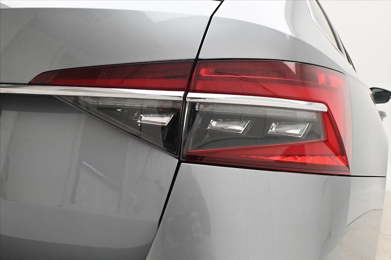 Škoda Superb 2,0 TDI 110 kW DSG Style Záruk - fotka 32 z 33