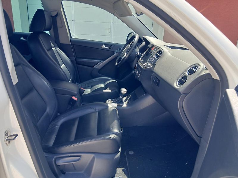 Volkswagen Tiguan 2.0 TSi 4x4 - fotka 15 z 36
