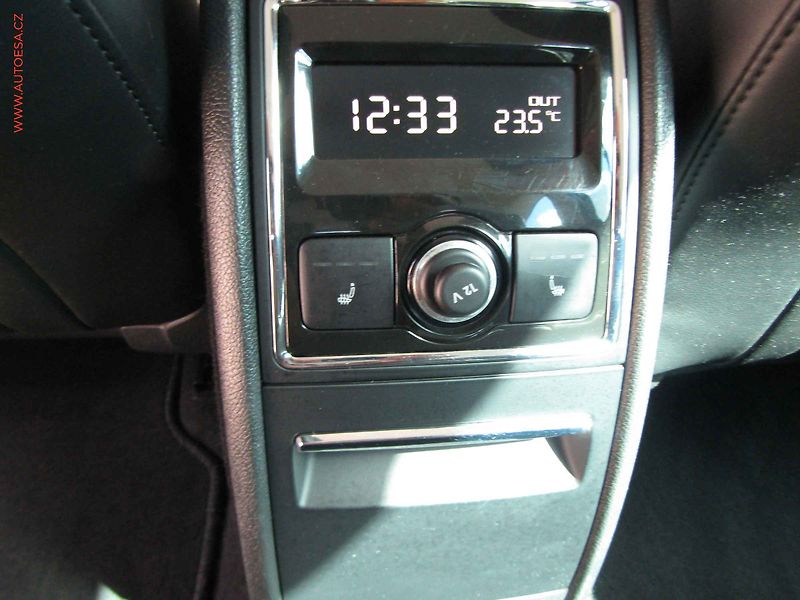 Škoda Superb (2014) 2.0 TDi, ČR, Elegance, DSG - fotka 20 z 21