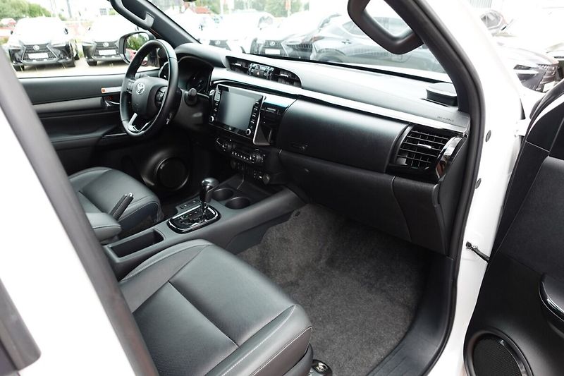 Toyota Hilux 2,8 D4-D Invincible Sport A/T - fotka 12 z 34