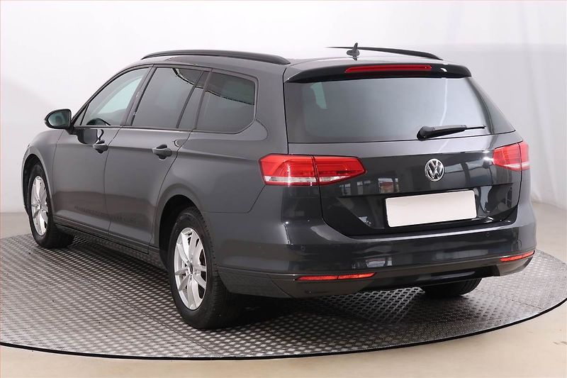 Volkswagen Passat (2018) 2.0 TDI, Automat, Navi - fotka 4 z 19