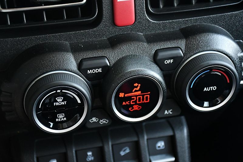 Suzuki Jimny 1,5 GLX AUTOMAT, 4X4 LONG - fotka 33 z 39
