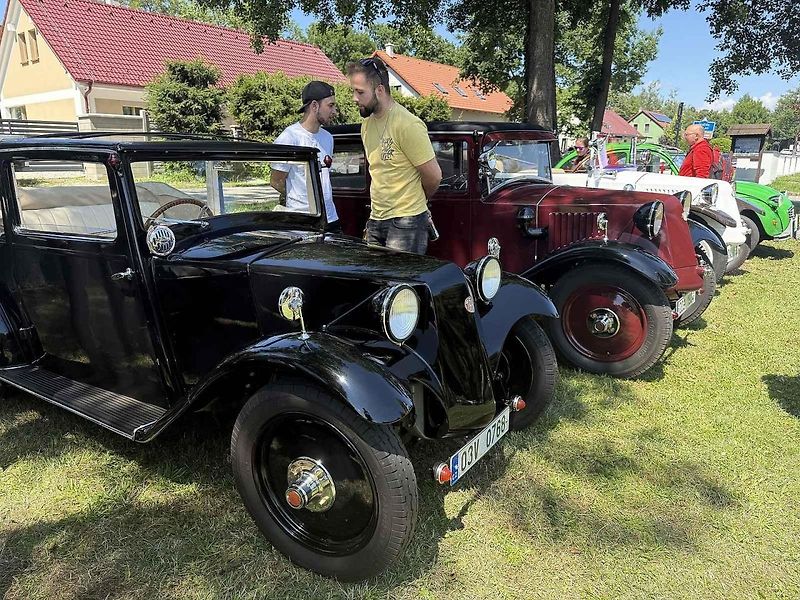 Návštěvníci akce mohli obdivovat kolem 140 historických automobilů, motorek i traktorů.