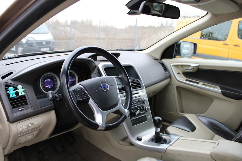 Volvo XC60 2,4D SUMMUM - fotka 7 z 22
